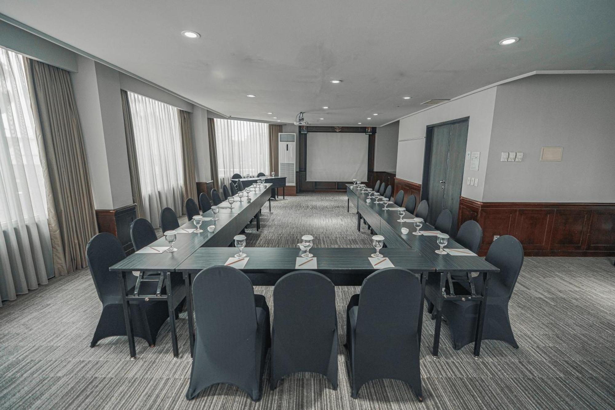 Hotel Kimaya Slipi Jakarta By Harris Exterior photo